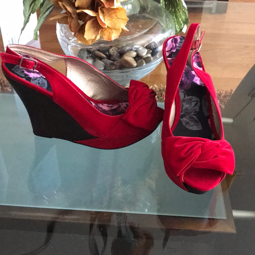 Red velvet wedge